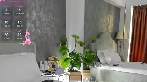 Snapshot of lisacroft chatting on April 25, 4:48 am lisacroft online show from April 25, 4:48 am