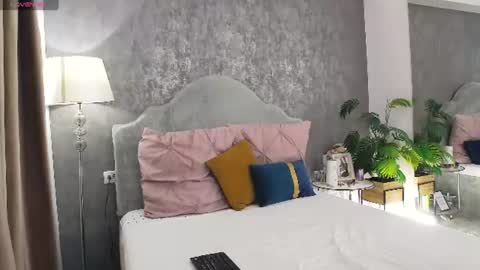 Snapshot of lisacroft chatting on June 8, 6:47 am lisacroft online show from June 8, 6:47 am
