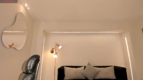 Lisa  Flowers online show from February 5, 7:57 am