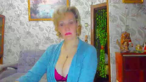 Lisasimsxs online show from February 15, 11:45 pm