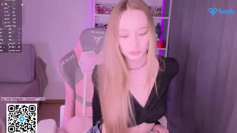 Snapshot of lissa__fox chatting on April 23, 12:29 pm lissa online show from April 23, 12:29 pm