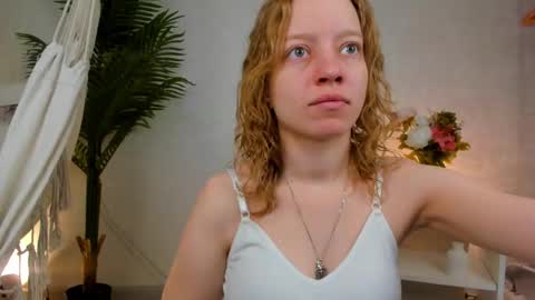 Snapshot of lissa_kitsune chatting on February 23, 7:39 am Lissa online show from February 23, 7:39 am