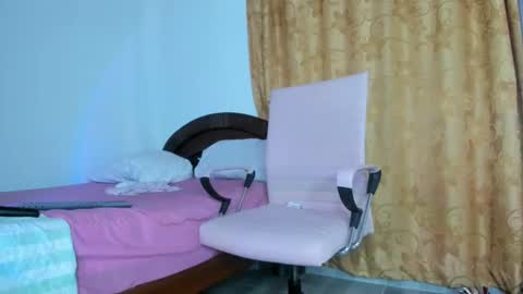 Snapshot of lissa_petitee chatting on February 16, 10:43 am lissa_petitee online show from February 16, 10:43 am