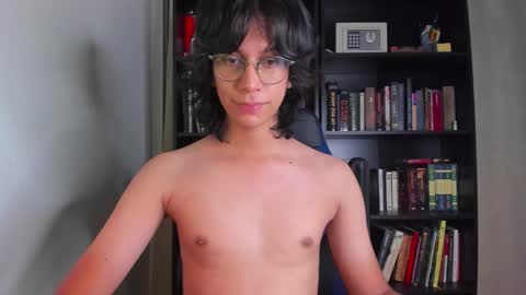 Snapshot of literateboy chatting on October 18, 12:57 am Literateboy online show from October 18, 12:57 am