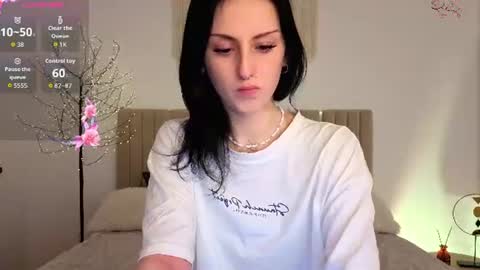 Snapshot of little1_molly chatting on June 11, 8:29 pm Molly online show from June 11, 8:29 pm