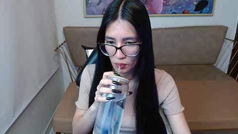 Snapshot of little_bunnyy_ chatting on March 28, 1:33 pm little_bunnyy_ online show from March 28, 1:33 pm