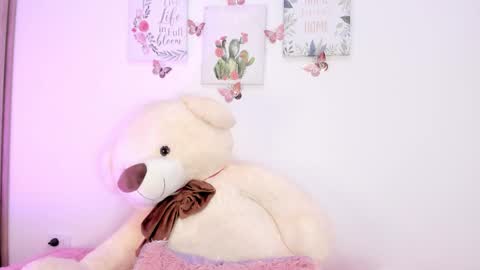 Snapshot of little_channel_ chatting on May 8, 10:09 am online show from May 8, 10:09 am