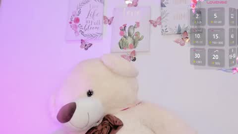 Snapshot of little_channel_ chatting on June 6, 11:26 am online show from June 6, 11:26 am
