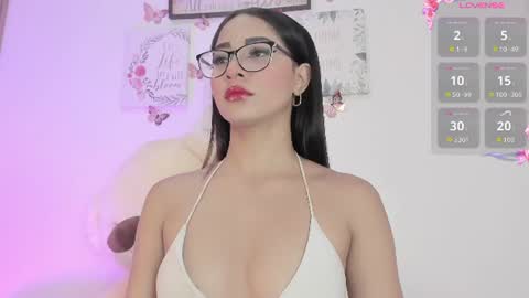 Snapshot of little_channel_ chatting on June 18, 11:47 am online show from June 18, 11:47 am