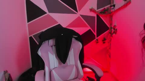 Snapshot of little_emma0 chatting on February 23, 6:16 pm Carol online show from February 23, 6:16 pm