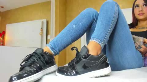 Snapshot of little_jenni chatting on September 22, 1:35 pm online show from September 22, 1:35 pm