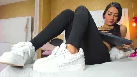 Snapshot of little_jenni chatting on October 30, 1:34 pm online show from October 30, 1:34 pm