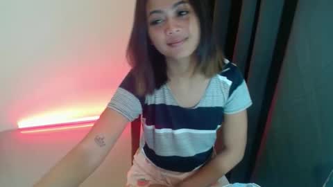 Snapshot of little_sunshine18 chatting on April 27, 12:25 pm shine online show from April 27, 12:25 pm
