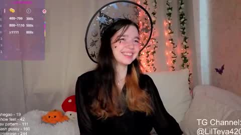 Snapshot of little_teya chatting on October 15, 10:26 am little Teya online show from October 15, 10:26 am