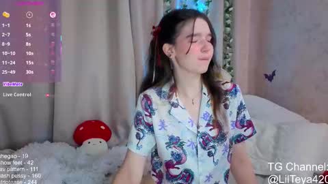 Snapshot of little_teya chatting on October 28, 12:52 pm little Teya online show from October 28, 12:52 pm