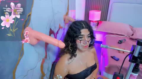 Snapshot of little_valentinaa chatting on November 21, 11:25 pm little_valentinaa online show from November 21, 11:25 pm