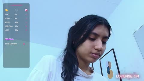 Snapshot of littlee_emilyy_ chatting on December 1, 4:29 pm Emily online show from December 1, 4:29 pm