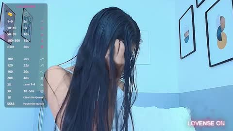 Snapshot of littlee_emilyy_ chatting on December 13, 1:33 pm Emily online show from December 13, 1:33 pm