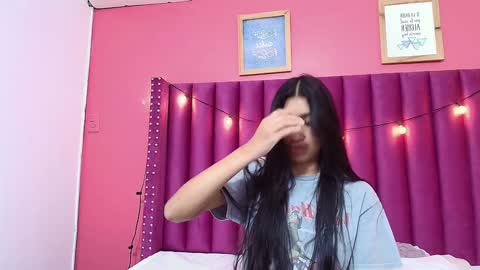 Snapshot of littlee_emilyy_ chatting on January 22, 9:02 am Emily online show from January 22, 9:02 am