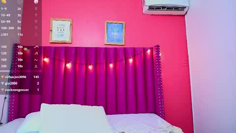 Snapshot of littlee_emilyy_ chatting on February 21, 2:50 am Emily online show from February 21, 2:50 am