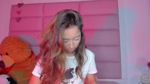 Snapshot of littlee_emma_ chatting on January 31, 9:27 am littlee_emma_ online show from January 31, 9:27 am