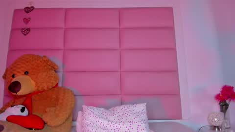 Snapshot of littlee_emma_ chatting on February 2, 6:26 am littlee_emma_ online show from February 2, 6:26 am