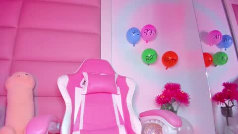 Snapshot of littlee_emma_ chatting on February 9, 6:33 am littlee_emma_ online show from February 9, 6:33 am