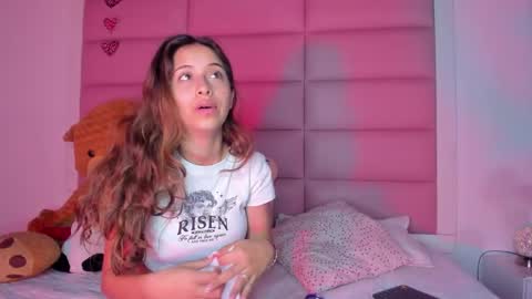 Snapshot of littlee_emma_ chatting on February 10, 3:13 am littlee_emma_ online show from February 10, 3:13 am