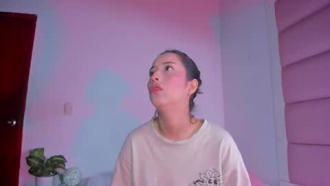 Snapshot of littlee_emma_ chatting on October 2, 3:13 am littlee_emma_ online show from October 2, 3:13 am