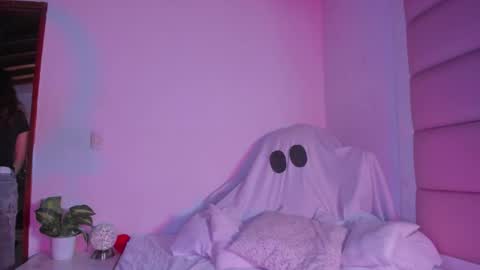 Snapshot of littlee_emma_ chatting on October 8, 4:21 am littlee_emma_ online show from October 8, 4:21 am