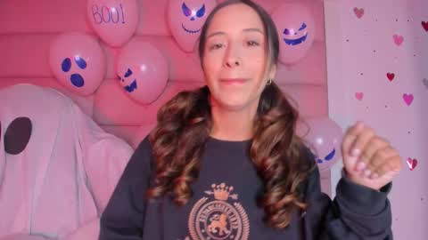 Snapshot of littlee_emma_ chatting on October 13, 12:21 am littlee_emma_ online show from October 13, 12:21 am