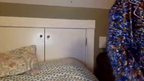 Snapshot of littlelily9999 chatting on February 21, 6:18 am littlelily9999 online show from February 21, 6:18 am