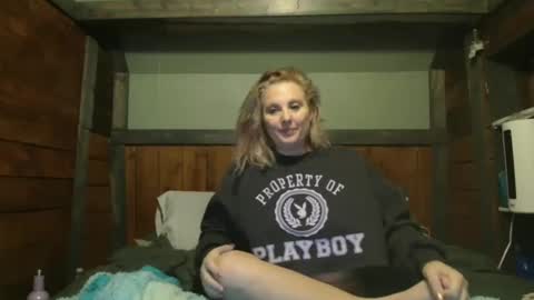 Snapshot of littlelisa1 chatting on January 11, 6:24 am lisanixs online show from January 11, 6:24 am