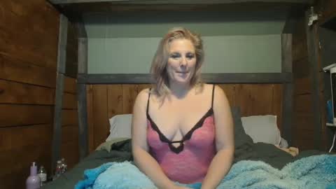 Snapshot of littlelisa1 chatting on January 13, 1:56 am lisanixs online show from January 13, 1:56 am