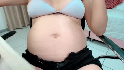 Snapshot of littlemolly_pregnant chatting on January 29, 7:25 am Sarahs Room online show from January 29, 7:25 am