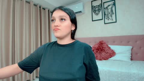 Snapshot of littlemolly_pregnant chatting on January 30, 3:22 am Sarahs Room online show from January 30, 3:22 am