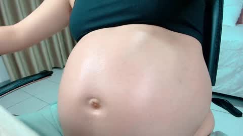 Snapshot of littlemolly_pregnant chatting on February 12, 9:22 pm Sarahs Room online show from February 12, 9:22 pm