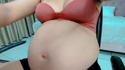 Snapshot of littlemolly_pregnant chatting on February 23, 10:42 pm Sarahs Room online show from February 23, 10:42 pm