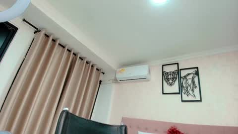 Snapshot of littlemolly_pregnant chatting on March 1, 3:43 am Sarahs Room online show from March 1, 3:43 am