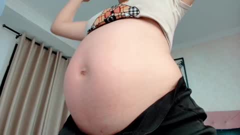 Snapshot of littlemolly_pregnant chatting on March 6, 1:05 am Sarahs Room online show from March 6, 1:05 am