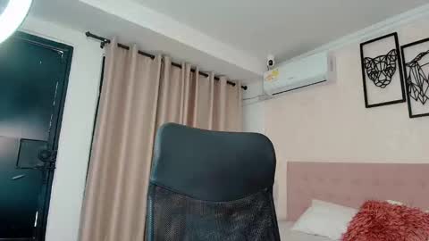 Snapshot of littlemolly_pregnant chatting on October 1, 9:10 pm Sarahs Room online show from October 1, 9:10 pm