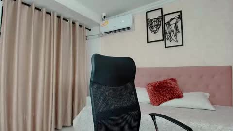 Snapshot of littlemolly_pregnant chatting on October 16, 8:10 pm Sarahs Room online show from October 16, 8:10 pm