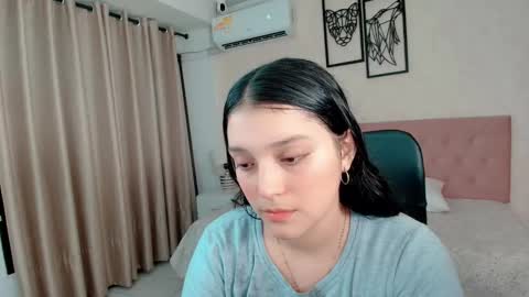 Snapshot of littlemolly_pregnant chatting on November 3, 8:32 pm Sarahs Room online show from November 3, 8:32 pm