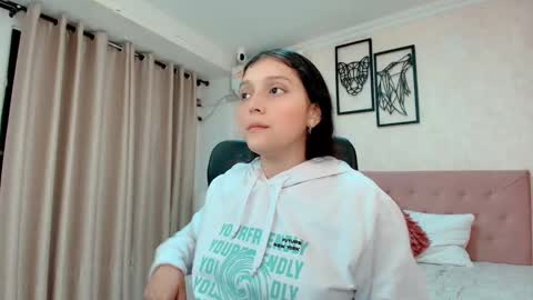 Snapshot of littlemolly_pregnant chatting on March 9, 2:15 am Sarahs Room online show from March 9, 2:15 am