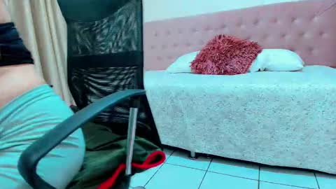 Snapshot of littlemolly_pregnant chatting on March 12, 12:17 am Sarahs Room online show from March 12, 12:17 am