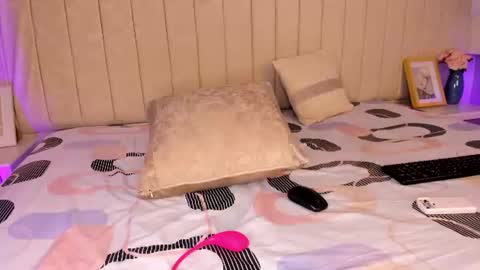 Snapshot of littleoliviia_ chatting on July 28, 3:43 pm im olivia IG littleolivia01 online show from July 28, 3:43 pm