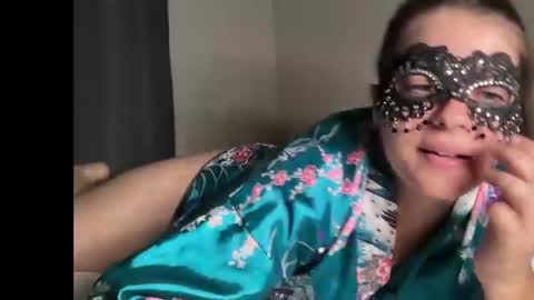littleredswan online show from July 21, 4:48 am