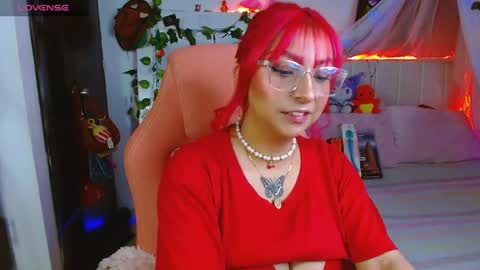 Snapshot of littlerouse_ chatting on April 15, 9:27 am Ruby Rouse online show from April 15, 9:27 am