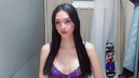 Snapshot of liviacum_ chatting on April 23, 2:19 pm Lvia online show from April 23, 2:19 pm