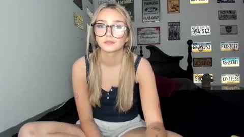 Snapshot of livvywinters chatting on November 13, 3:49 am Livvy online show from November 13, 3:49 am